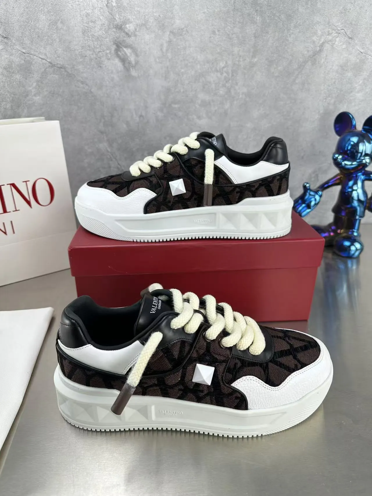 👟👟Ex-factory price 640👟👟 🔺Valentino🔺Valentino new casual shoes 2023 latest model hot style for catwalk couples, thick shoelaces, the same style as Elsa Hosk, Zhang Yixing, Guan Xiaotong and many other stars 🔥 Top version + lasting process, full oil edge on the upper. Fabric: Customized cowhide + cowhide lining with breathable mesh. Outsole: original molded TPU thickened outsole. Size for women is 35-40. Men’s size is 39-45.
